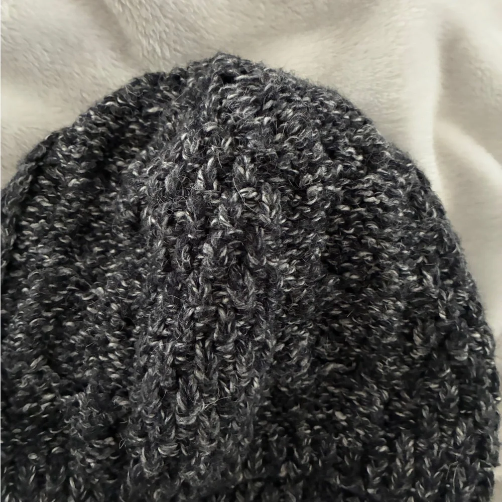 Columbia Women's Gray Knit Beanie. Totally cute - nice shape. Fun & casual